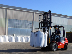 Pörner Bitumen Bag™ P1.3 on forklift Pörner Bitumen Bag™ P1.3 on forklift